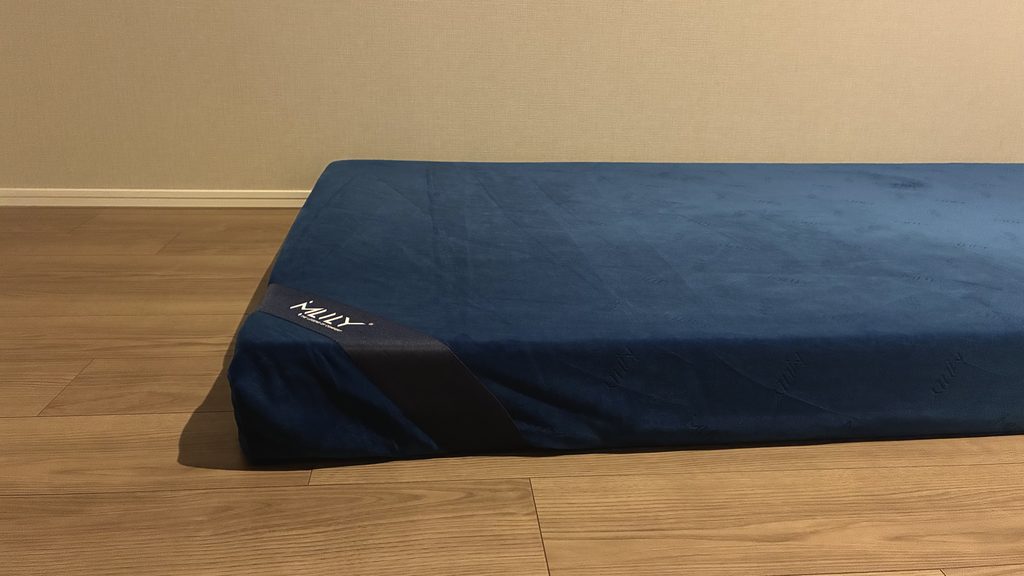 床に直接敷いて使っているエムリリー優反発11cmマットレス