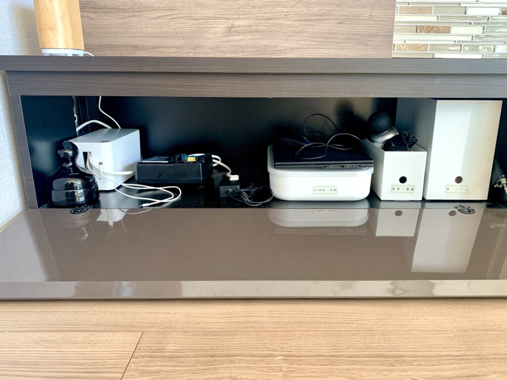 テレビボード左側の収納