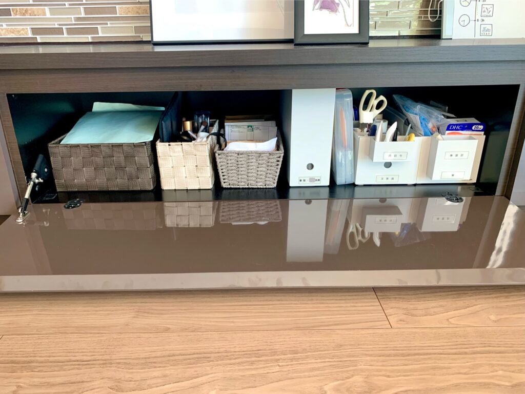 テレビボード中央の収納