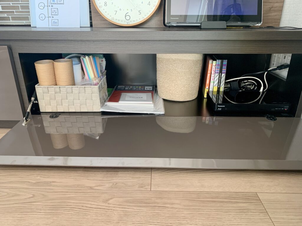 テレビボード右側の収納