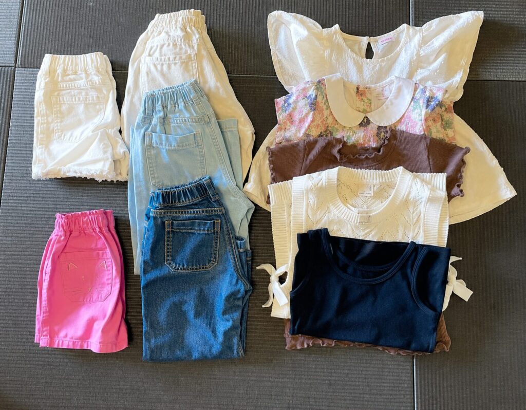 2026年夏の娘の子ども服を並べて撮影した写真