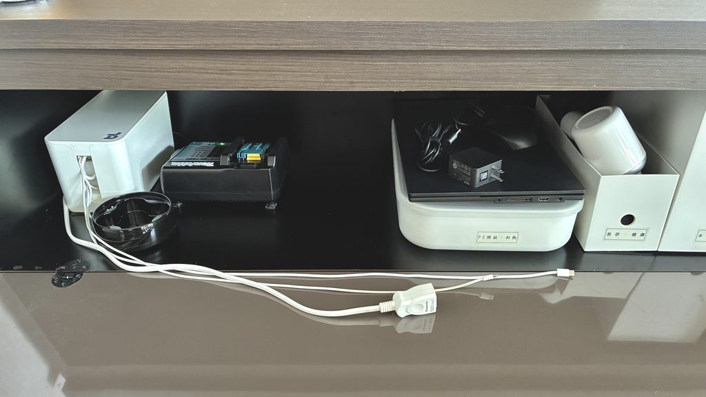 テレビボード内の充電ステーションで充電しているマキタの着脱式バッテリー