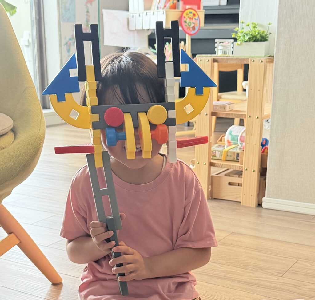 学研ニューブロックで作った大きな仮面を持って遊ぶ6歳の娘