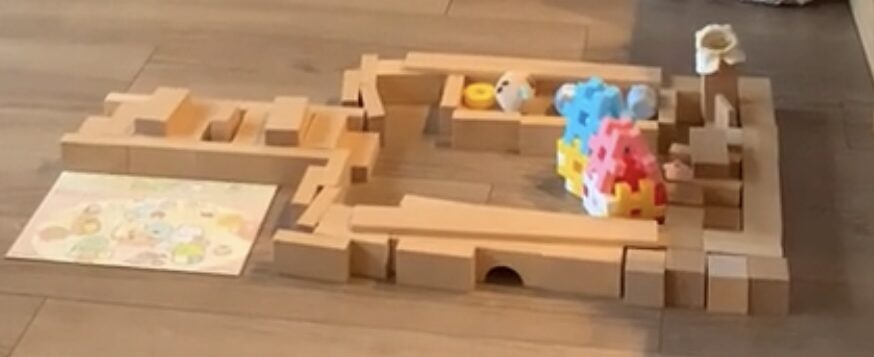 積み木とニューブロックを囲いにして作ったぬいぐるみの家