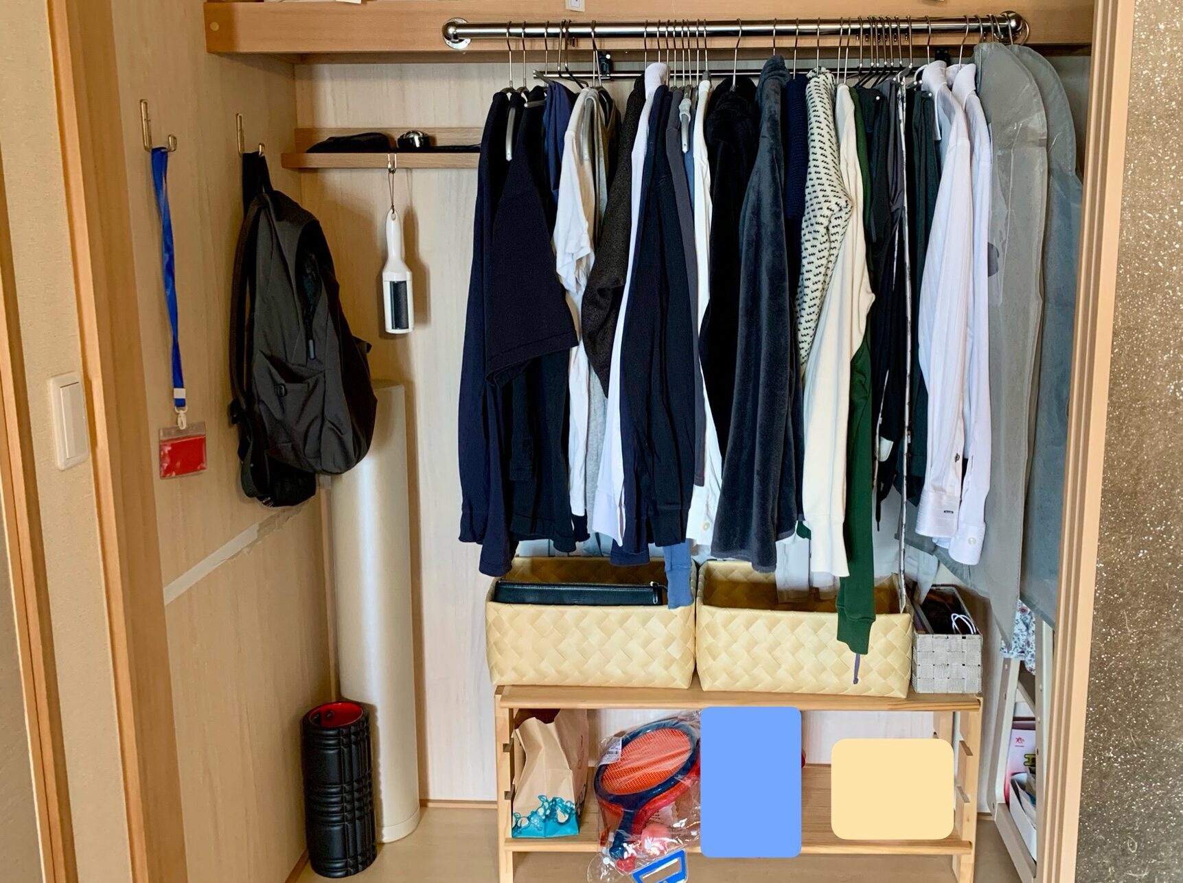 押入れ左側の夫の収納スペース。手前と奥にハンガーポールを設置し、服やバッグ、一時置きボックスを収納
