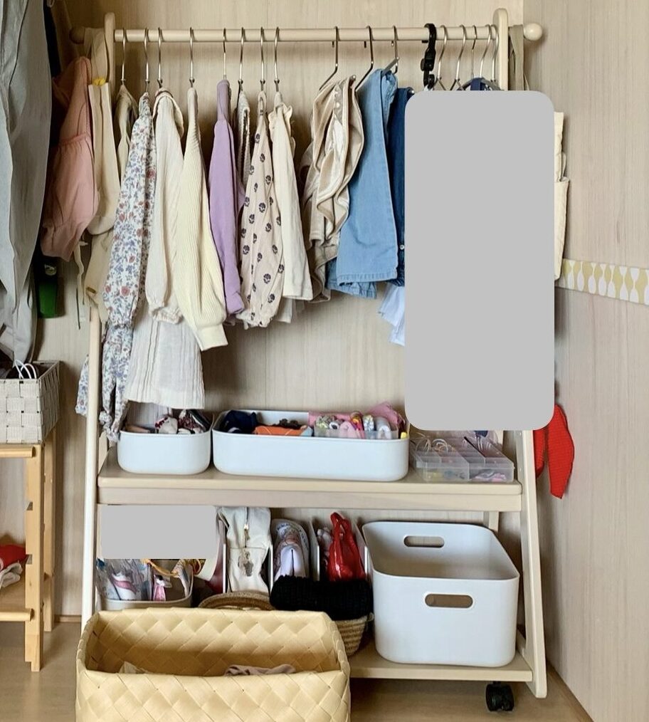 押入れ右側の娘の収納スペース。低いハンガーラックと園用品ケース、もう一度着る服のケースを配置