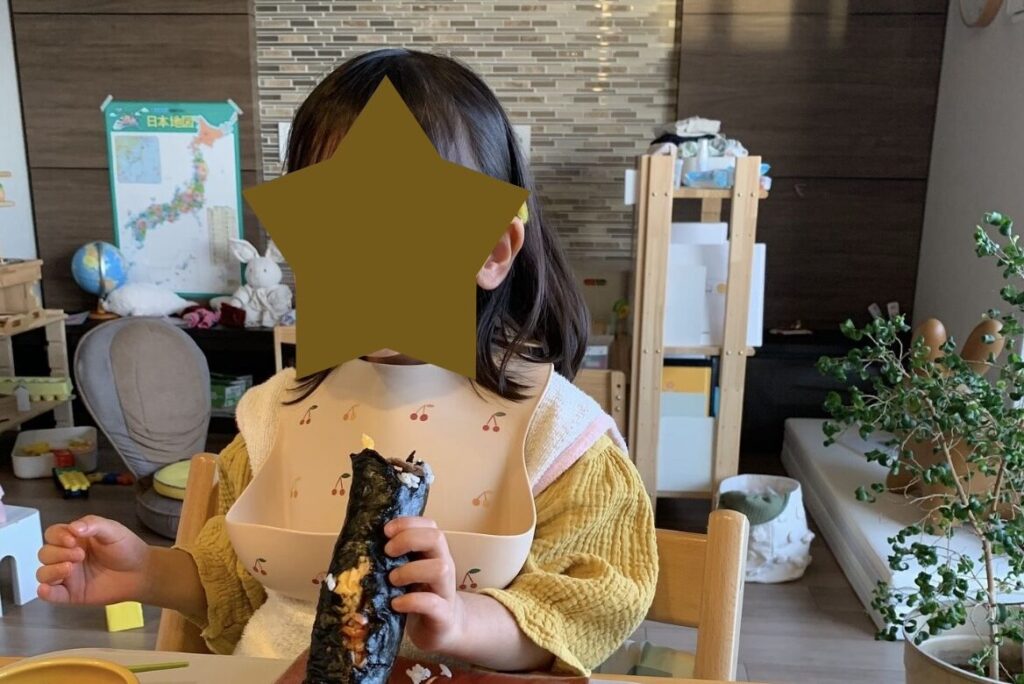 ダイニングチェアから見た、以前のリビングのキッズスペースとおもちゃ